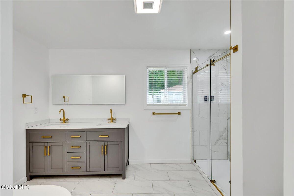 2115 Colgate Place Schenectady, NY 12304 - Photo 16 of 43 Primary Bathroom