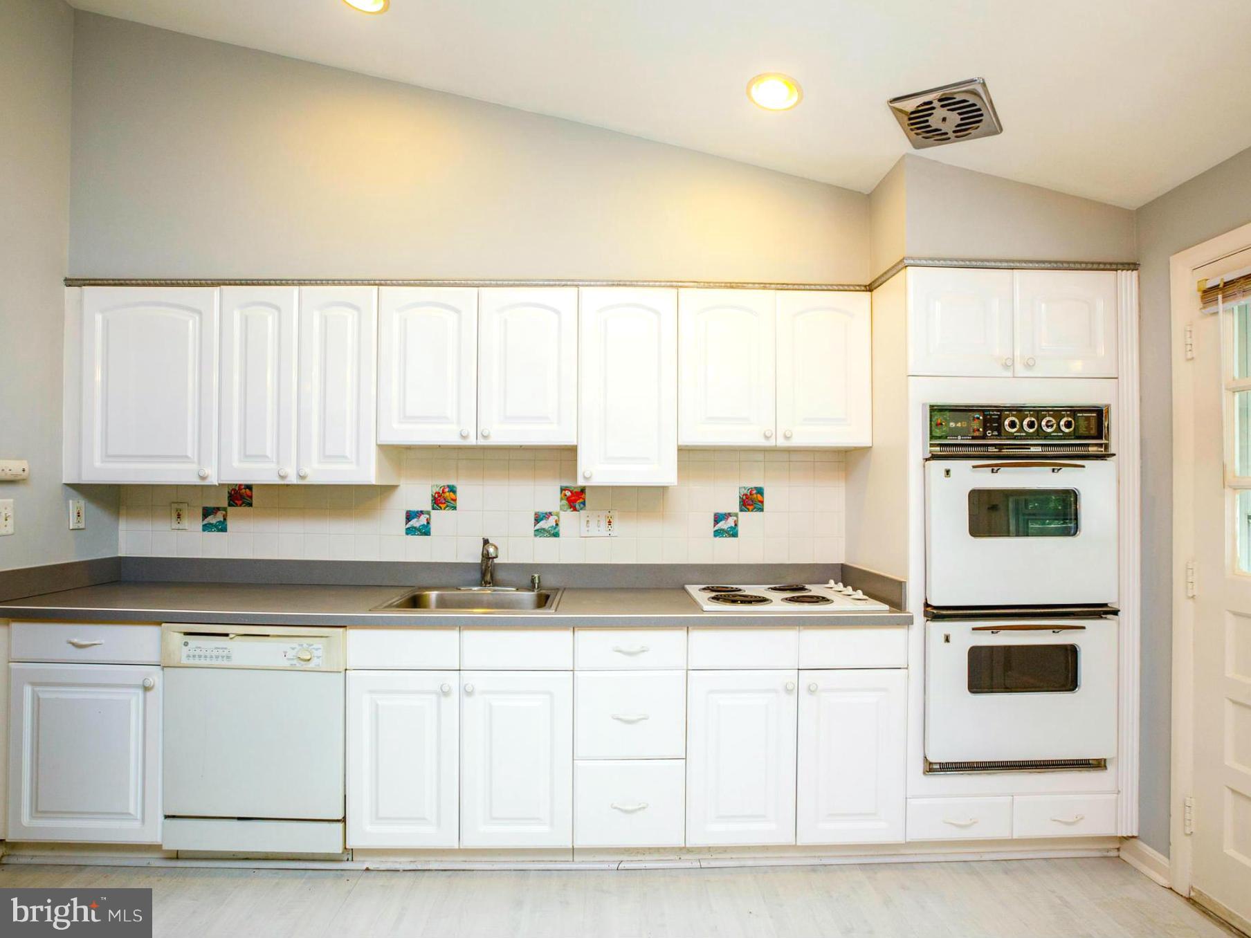 7312 Kathydale Road Pikesville, MD 21207 - Photo 10 of 30 Tons of kitchen storage