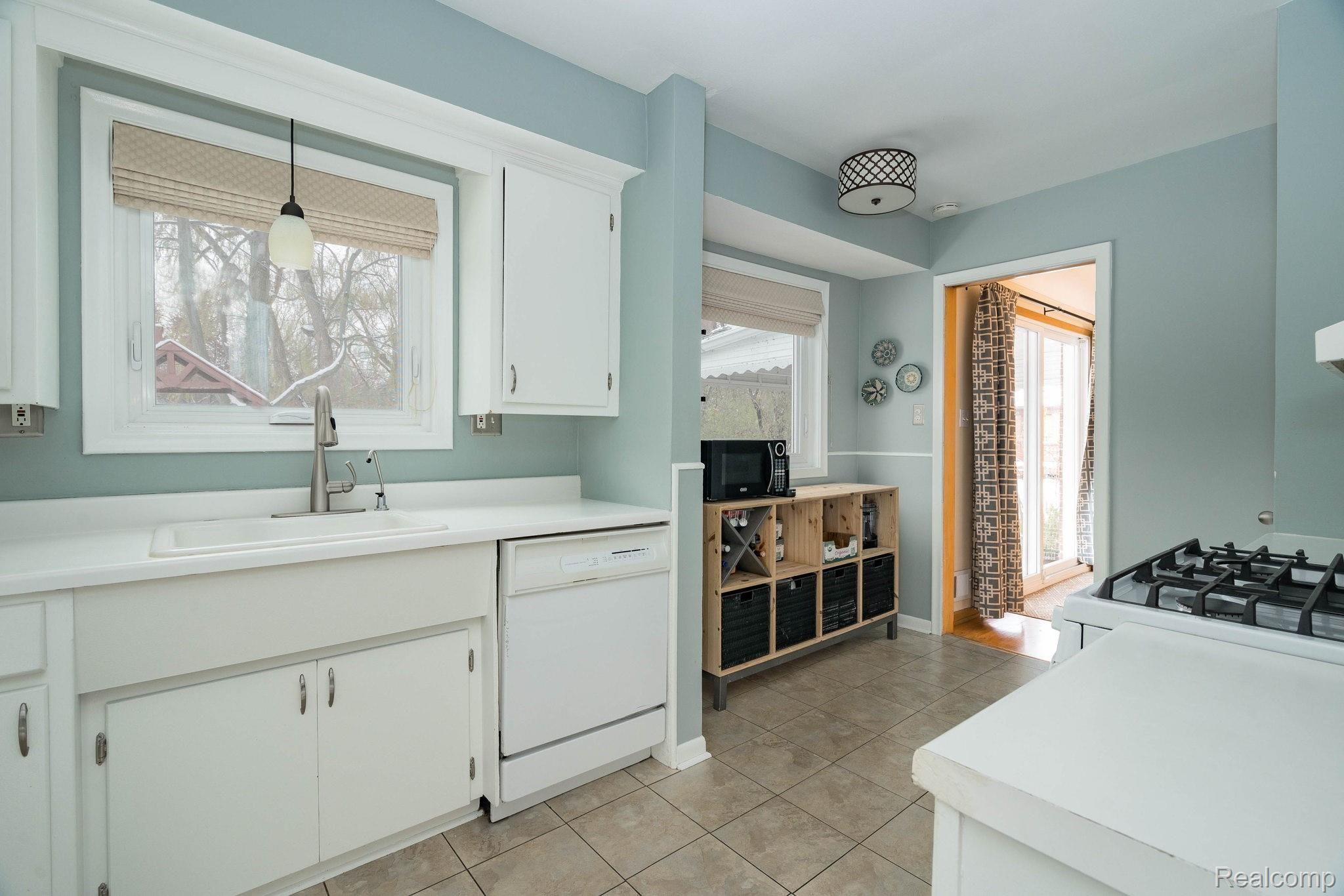 27815 Peppermill Road Farmington, MI 48331 - Photo 13 of 30 12-web-or-mls-27815-Peppermill-Rd-12.jpg