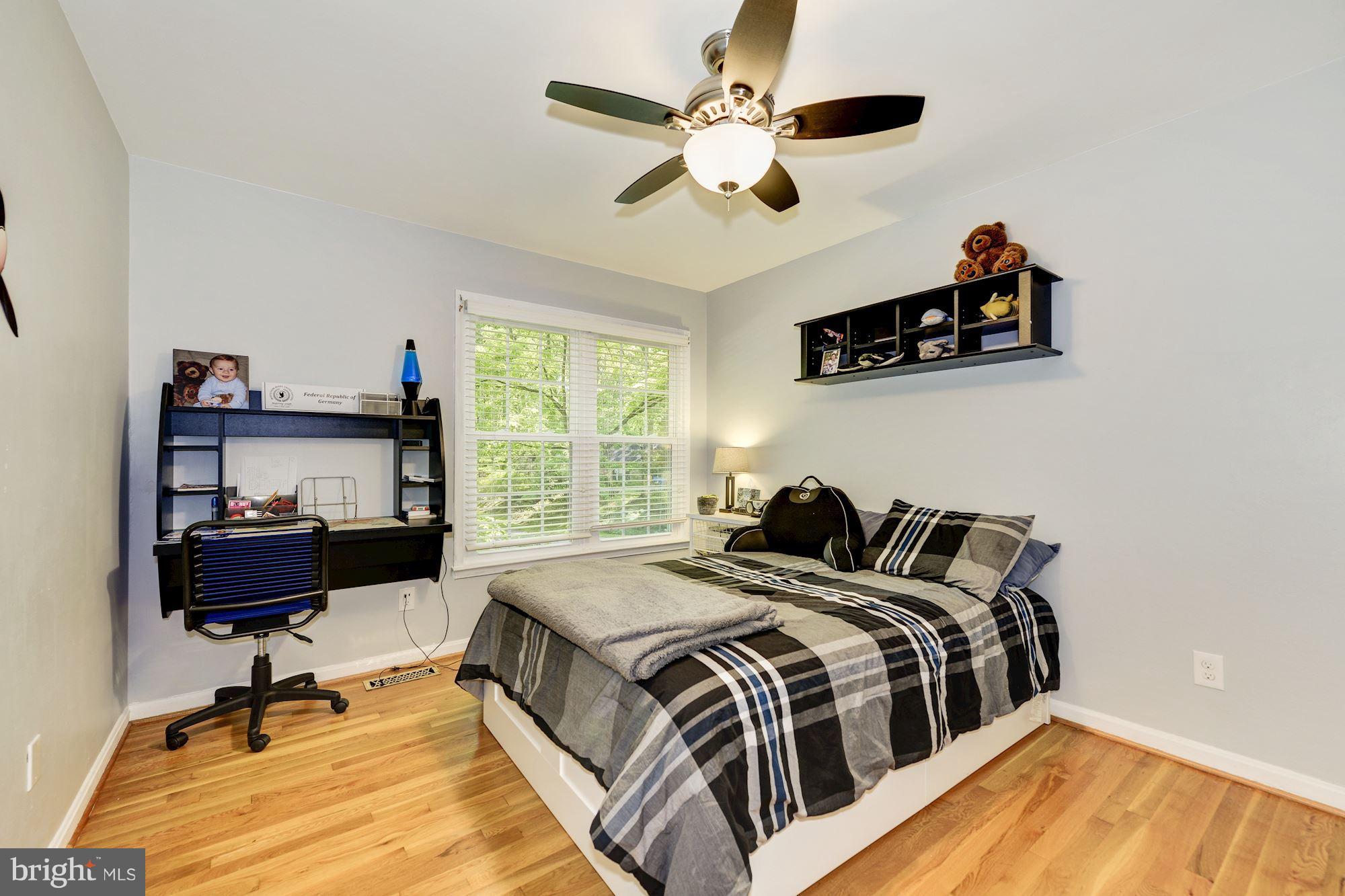 11603 Clipstone Lane Reston, VA 20191 - Photo 18 of 30 a bedroom with a bed and a desk