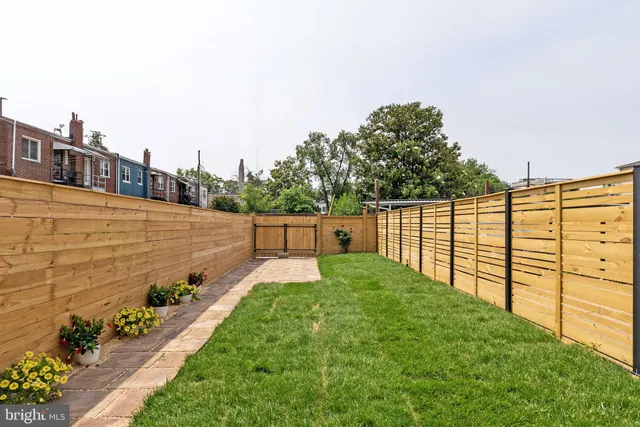 a view of a backyard