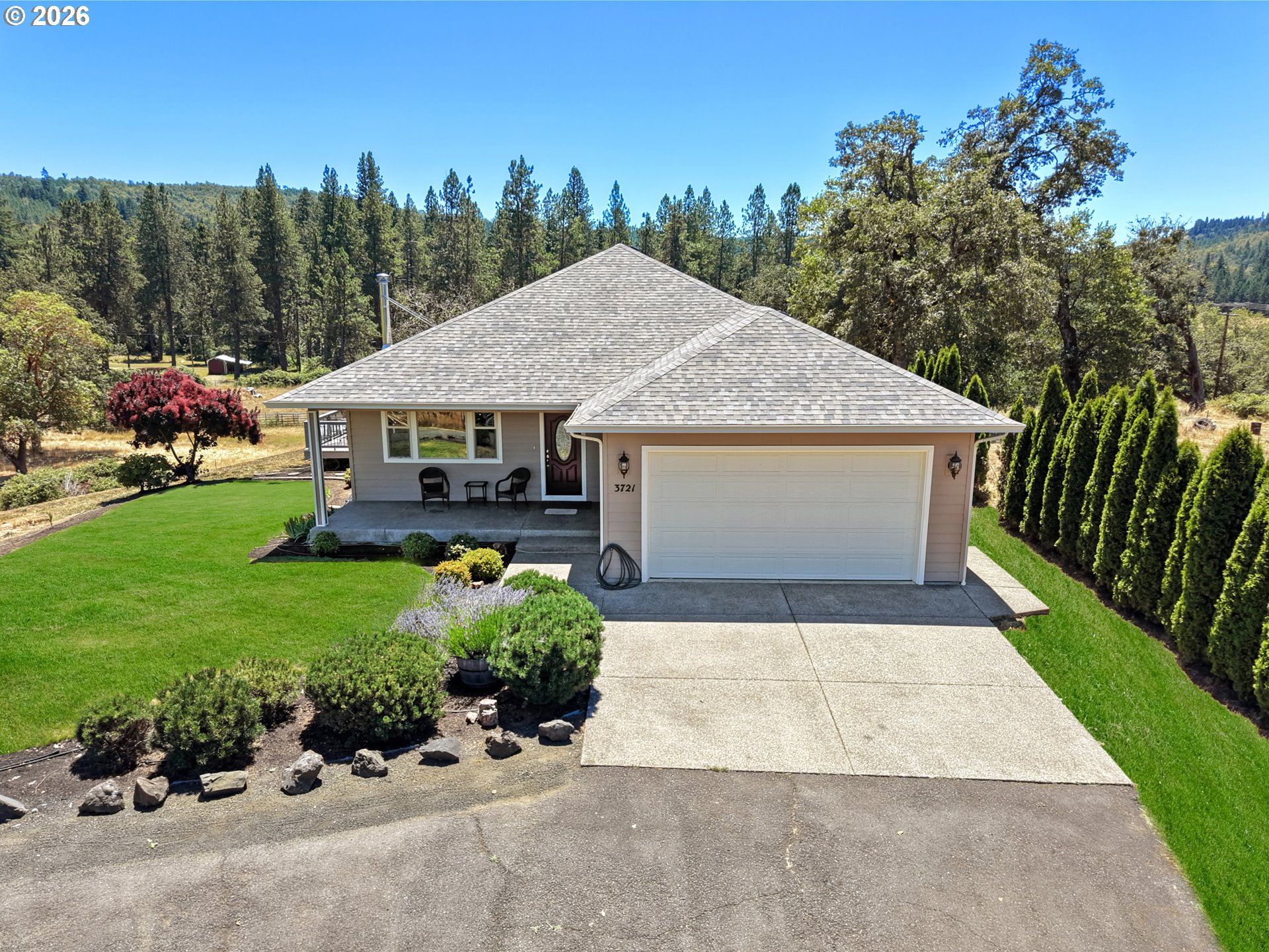 3721 Colonial Road Roseburg, OR 97471 - Photo 3 of 48