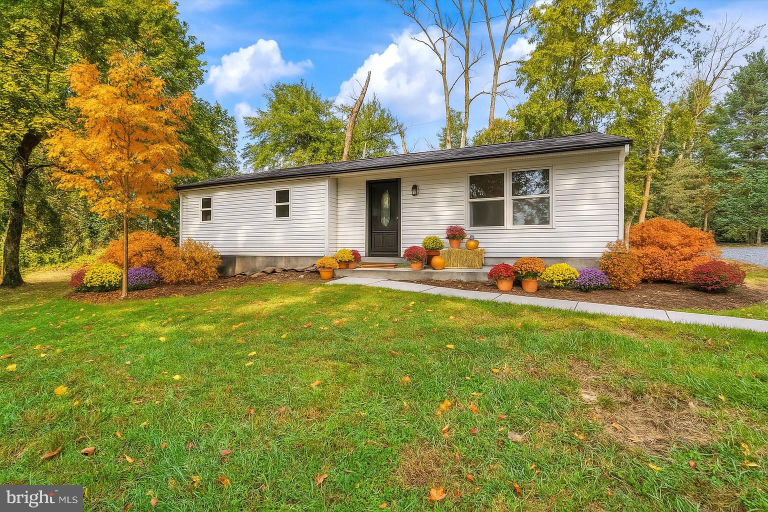 761 2nd Avenue Manchester, PA 17345 - Photo 29 of 29 a backyard of a house with table and chairs