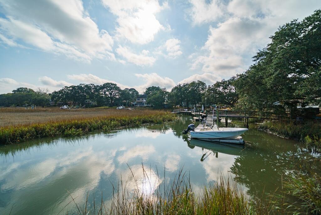 147 Oyster Point Row Charleston, SC 29412 - Photo 4 of 17 30 (15)