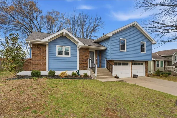 $320,000 | 1202 Southwest Walnut Street, Lee's Summit, MO 64081