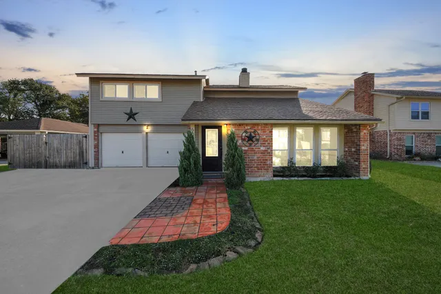 $2,550 | 601 East Castle Harbour Drive, Friendswood, TX 77546