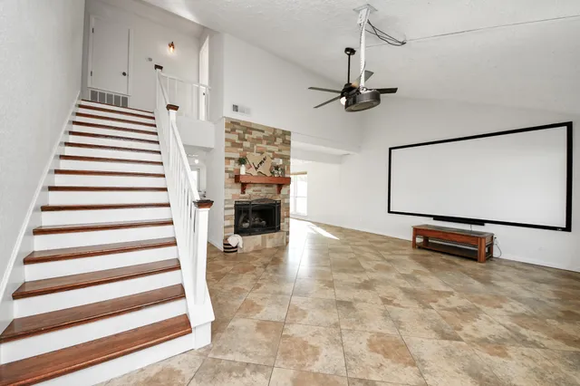 a view of entryway with livingroom