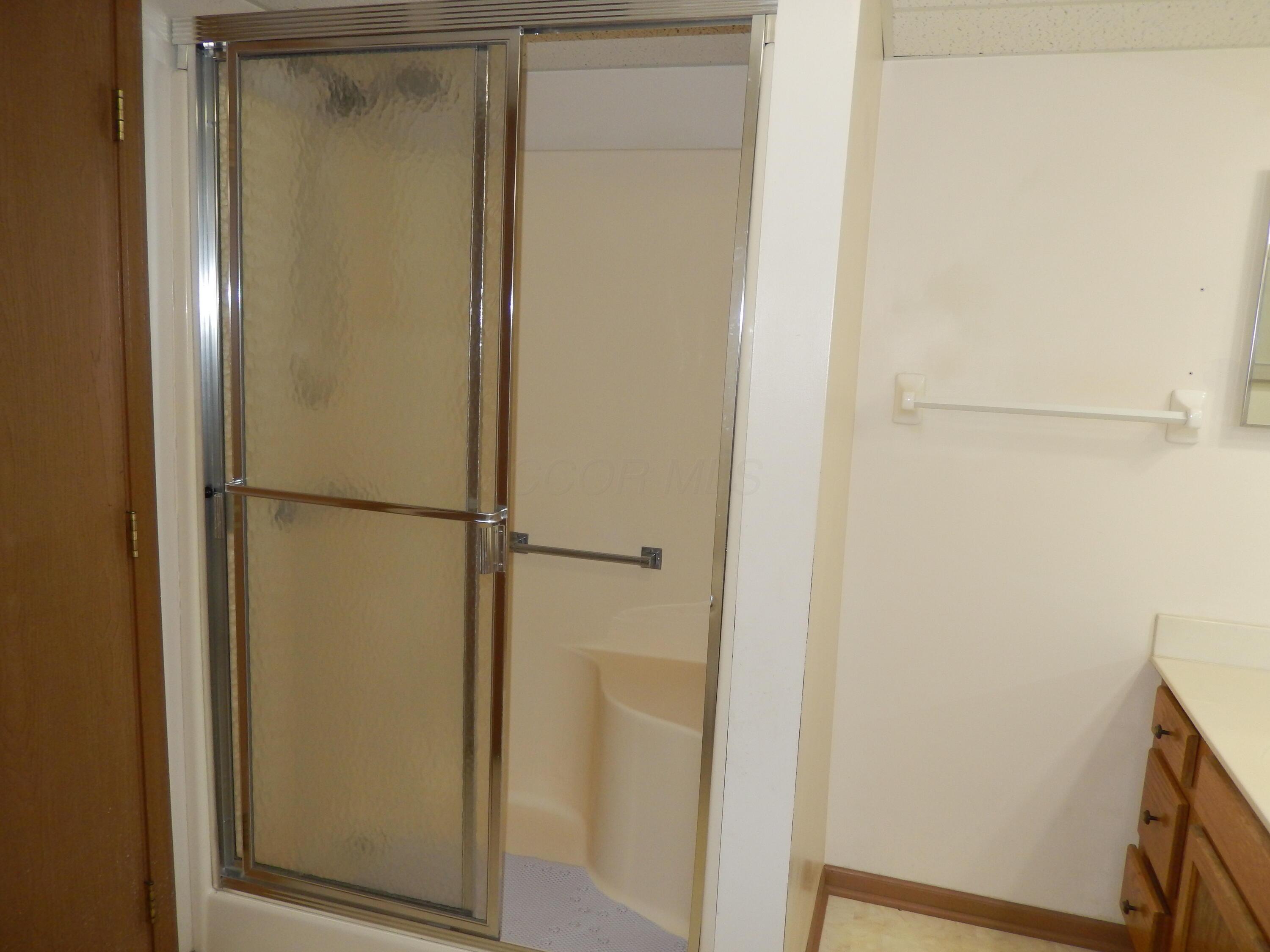 3939 Karl Road, Unit 103 Columbus, OH 43224 - Photo 24 of 50 Primary full bath