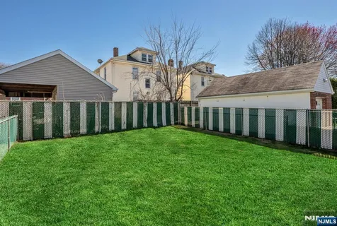 a view of a house with backyard and garden