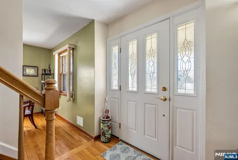 a view of an entryway with livingroom