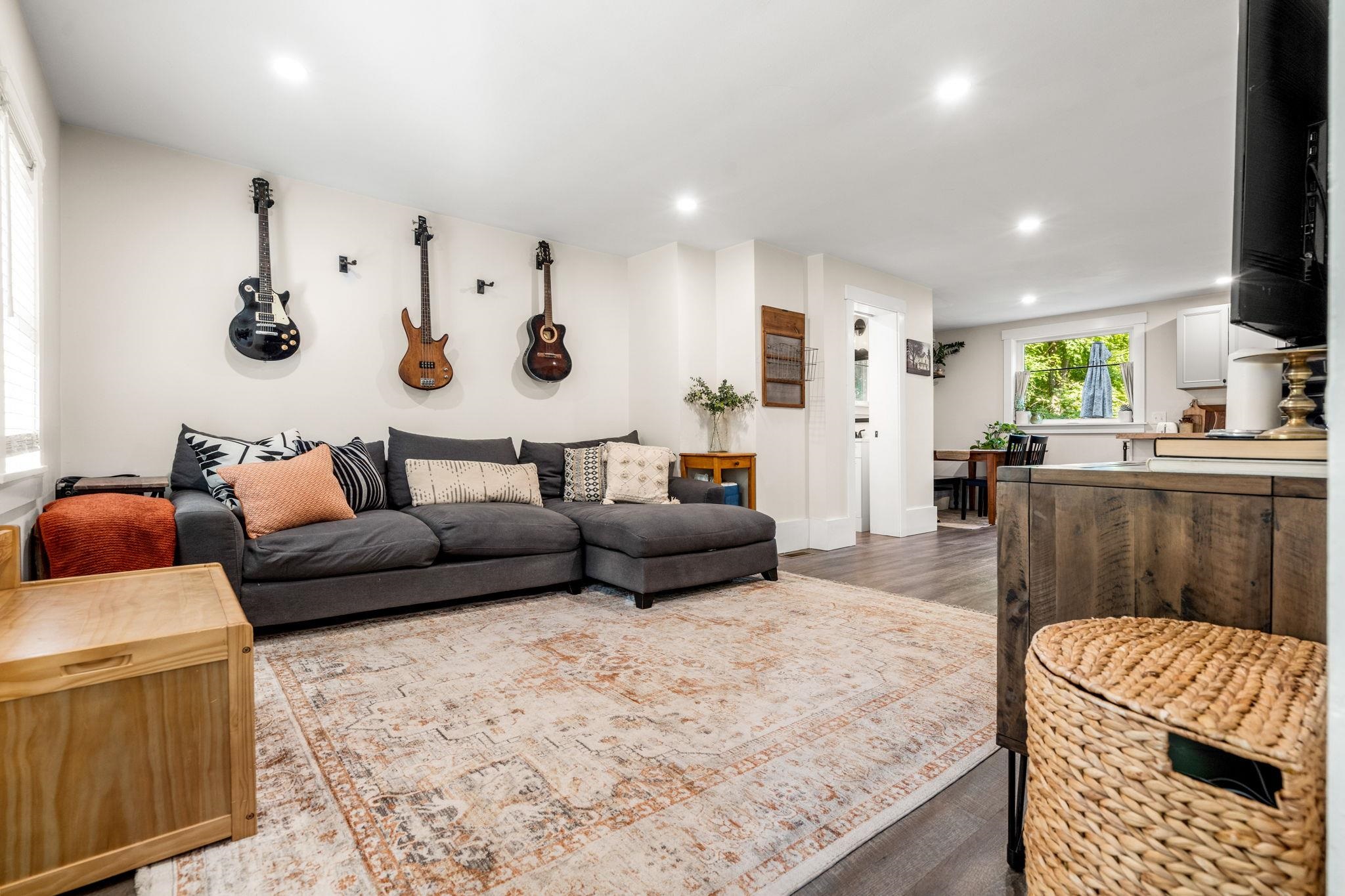 10 School Street Epping, NH 03042 - Photo 3 of 30