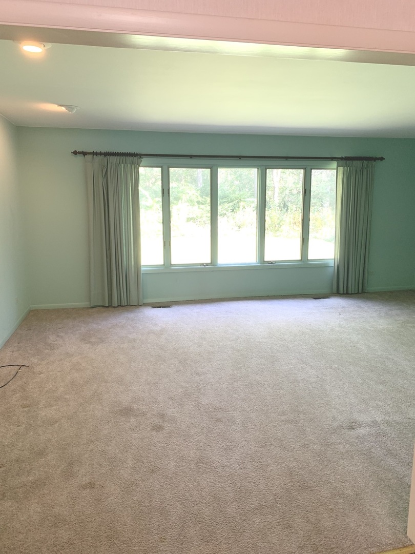 2210 Banbury Road Inverness, IL 60067 - Photo 12 of 41 a view of room and window