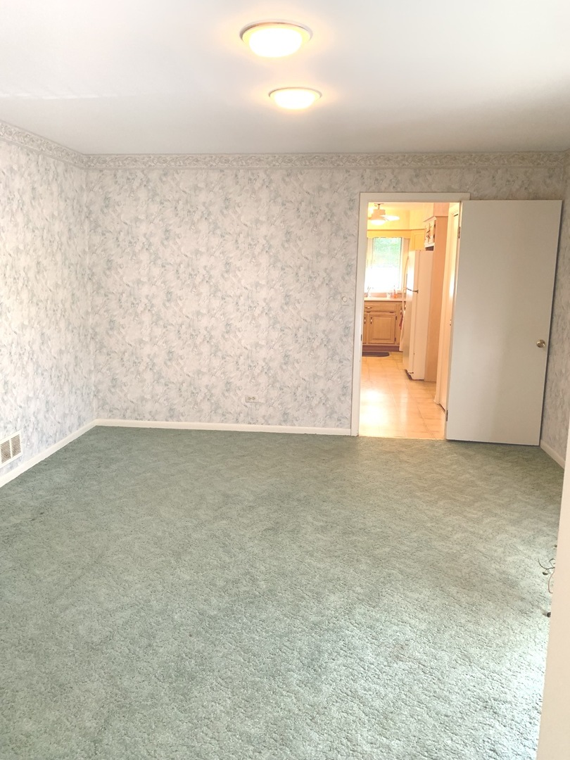 2210 Banbury Road Inverness, IL 60067 - Photo 14 of 41 en empty room with window