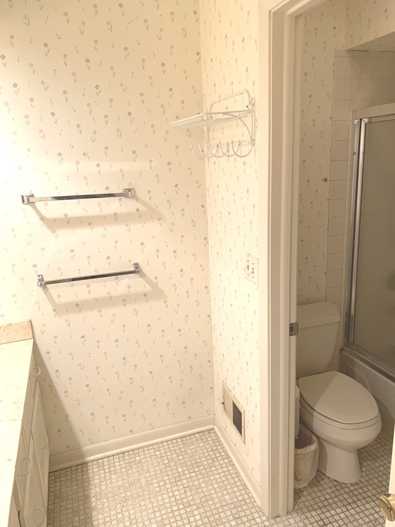 2210 Banbury Road Inverness, IL 60067 - Photo 18 of 41 a bathroom with a toilet and a shower