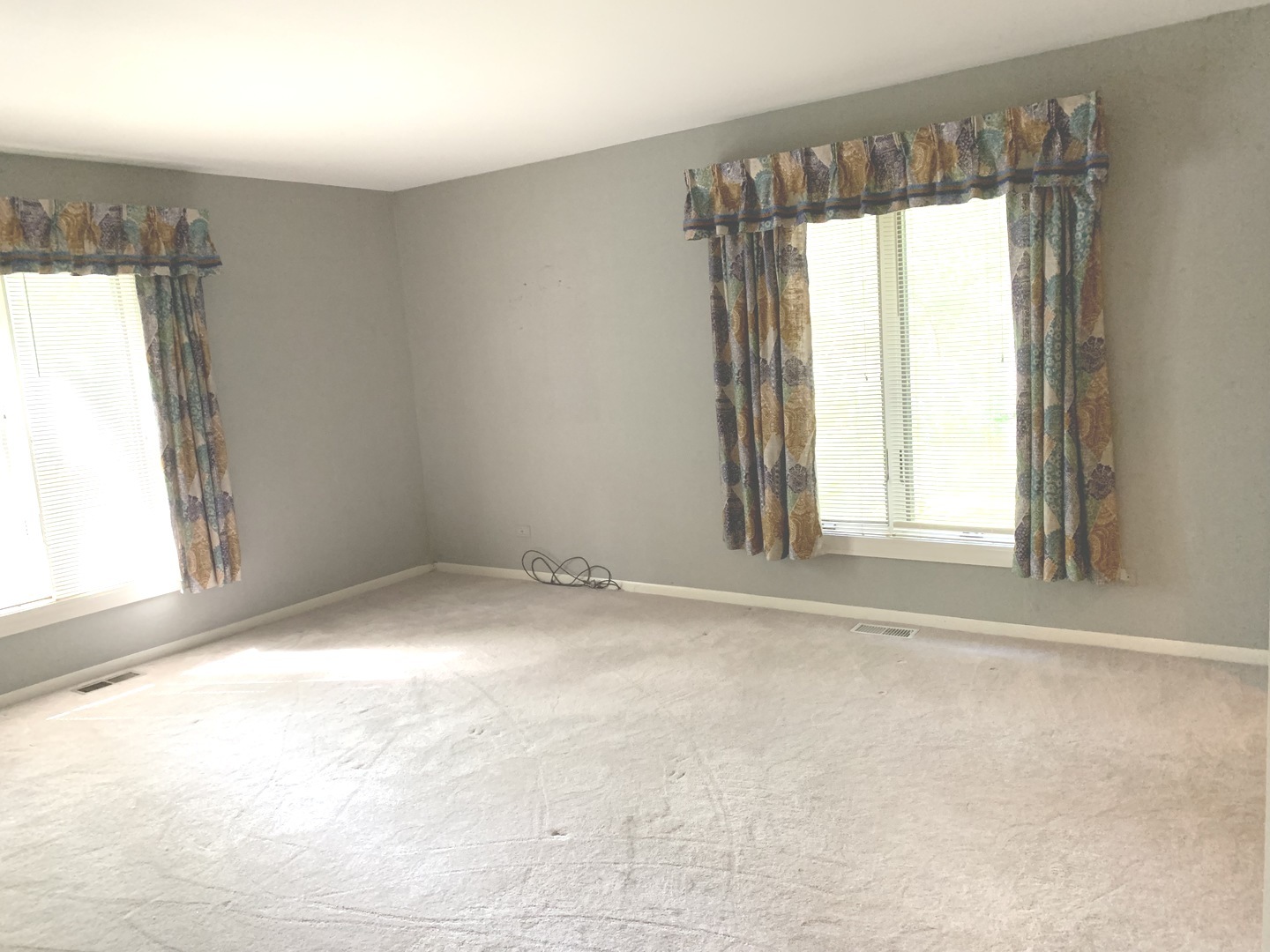 2210 Banbury Road Inverness, IL 60067 - Photo 20 of 41 an empty room with a window