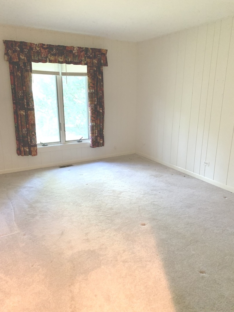 2210 Banbury Road Inverness, IL 60067 - Photo 24 of 41 an empty room with windows