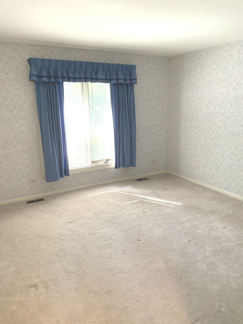 2210 Banbury Road Inverness, IL 60067 - Photo 25 of 41 an empty room with a window