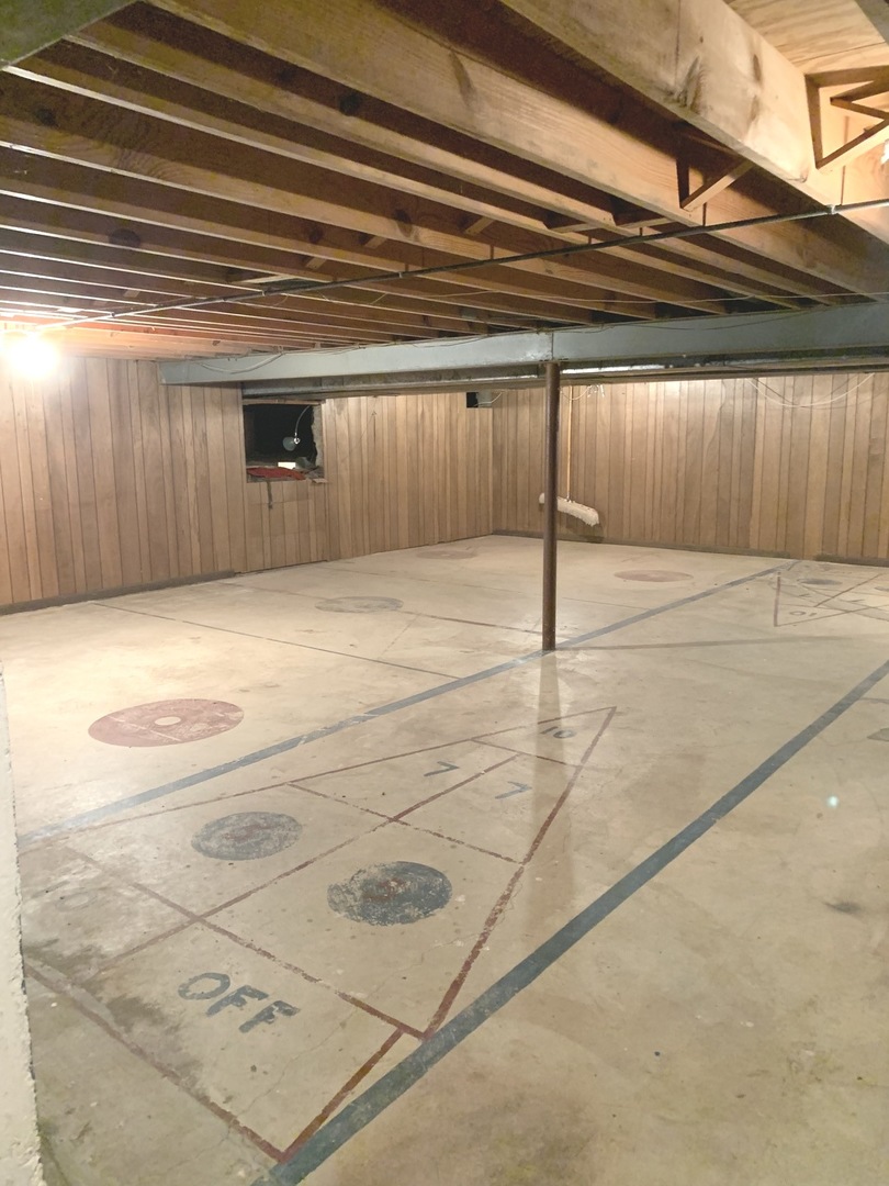 2210 Banbury Road Inverness, IL 60067 - Photo 26 of 41 a view of a garage
