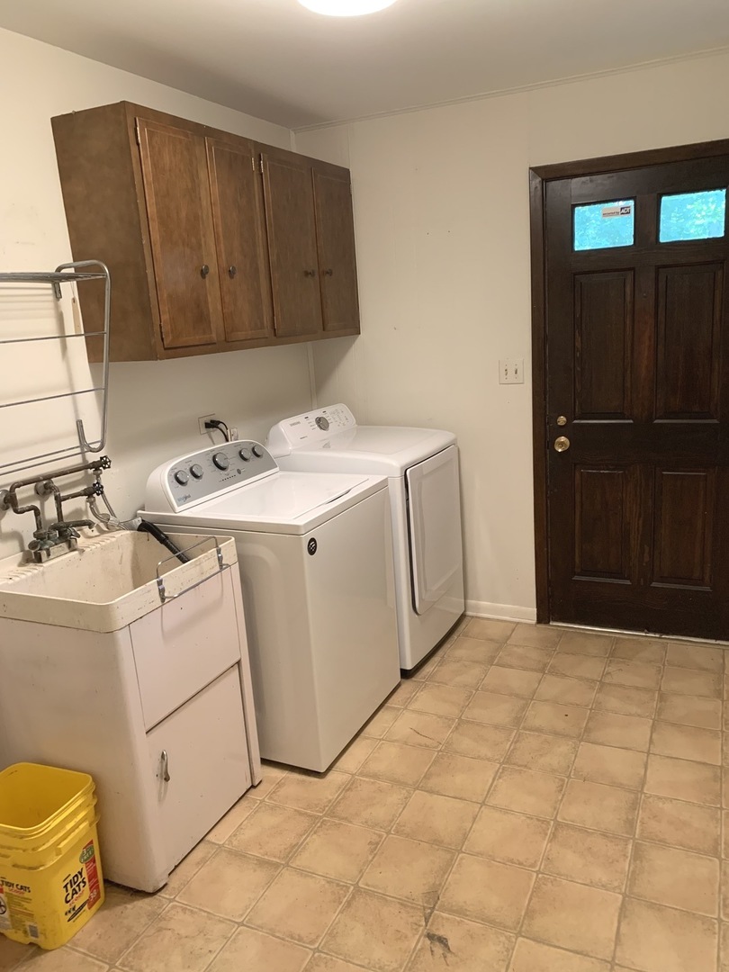 2210 Banbury Road Inverness, IL 60067 - Photo 10 of 41 a utility room with sink dryer and washer