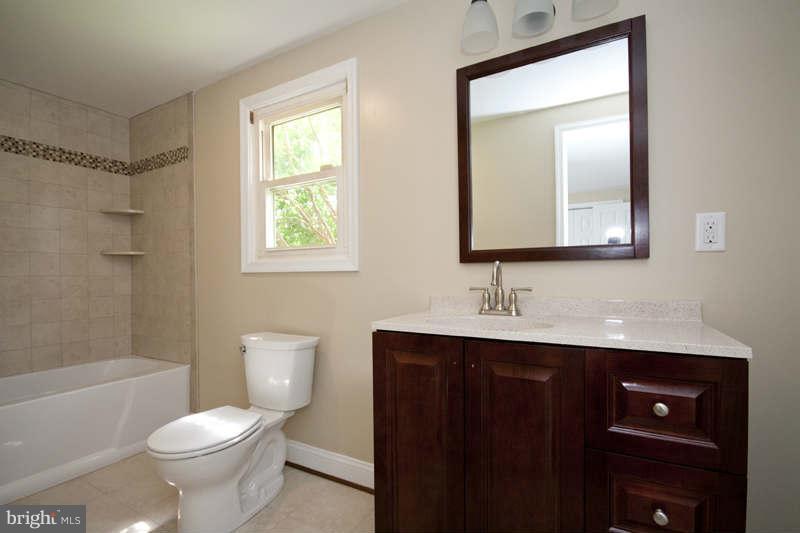 8320 Bletzer Road Baltimore, MD 21222 - Photo 15 of 24 Bath