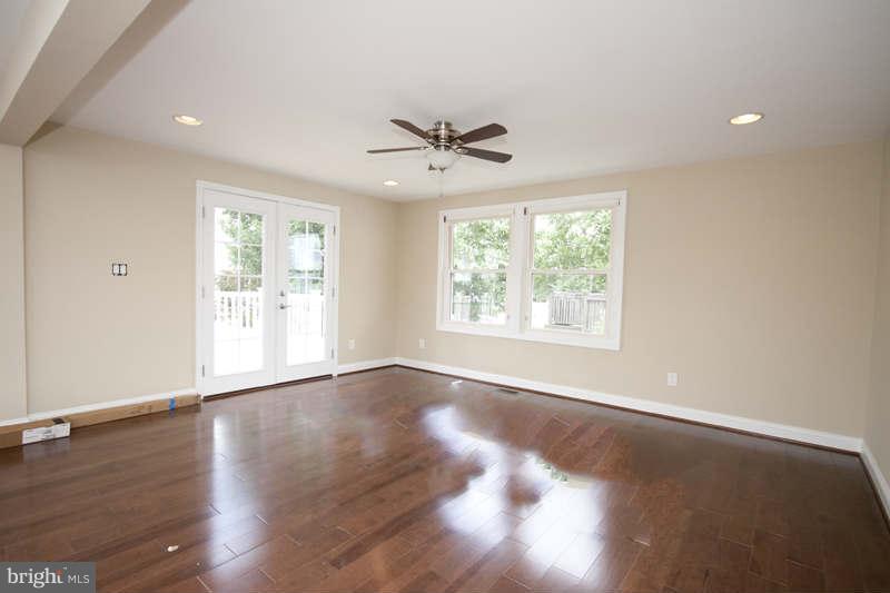 8320 Bletzer Road Baltimore, MD 21222 - Photo 6 of 24 Living Room