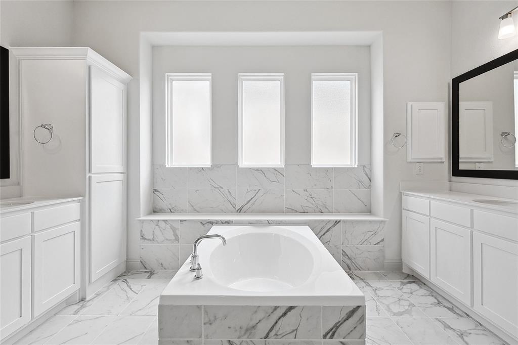 521 Carriage Hl Road Midlothian, TX 76065 - Photo 14 of 26 Full bath featuring two vanities and a garden tub