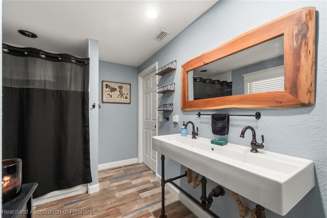 59 Twin Lakes Road Lake Placid, FL 33852 - Photo 21 of 45 One of 3 beautiful bathrooms!