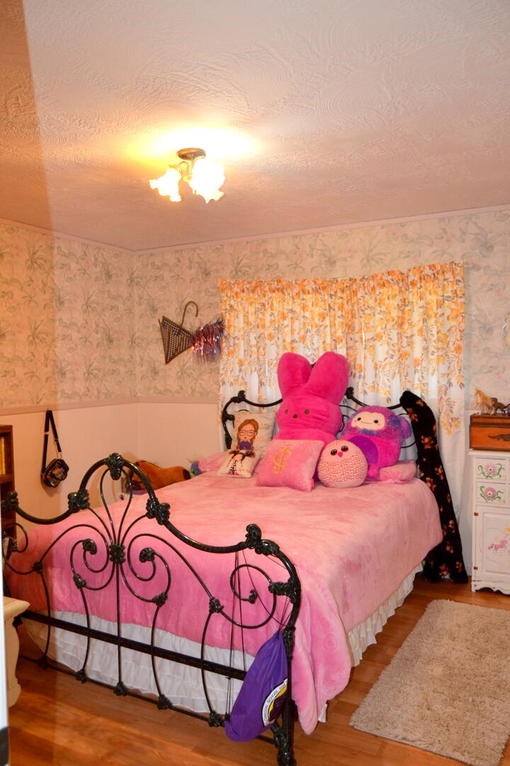 2821 South River Road Grants Pass, OR 97527 - Photo 18 of 51 Guest Bedrom 1