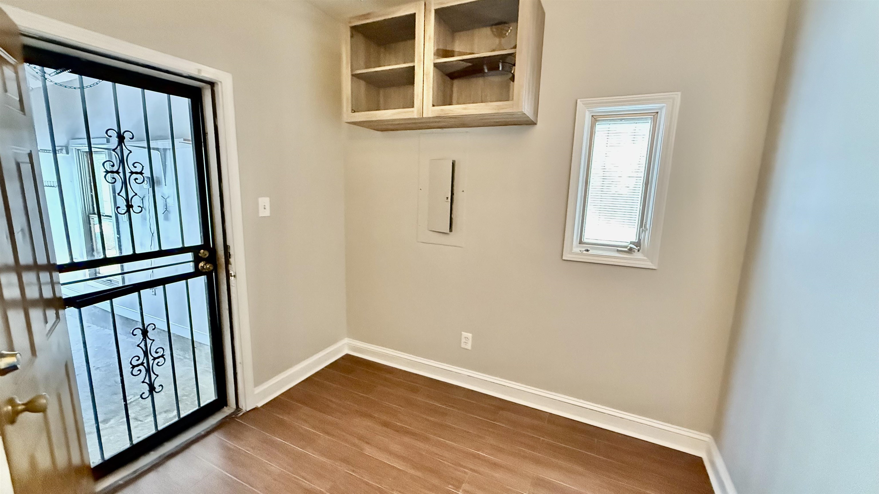184 Marrakesh Circle Memphis, TN 38103 - Photo 12 of 34 an empty room with wooden floor and windows