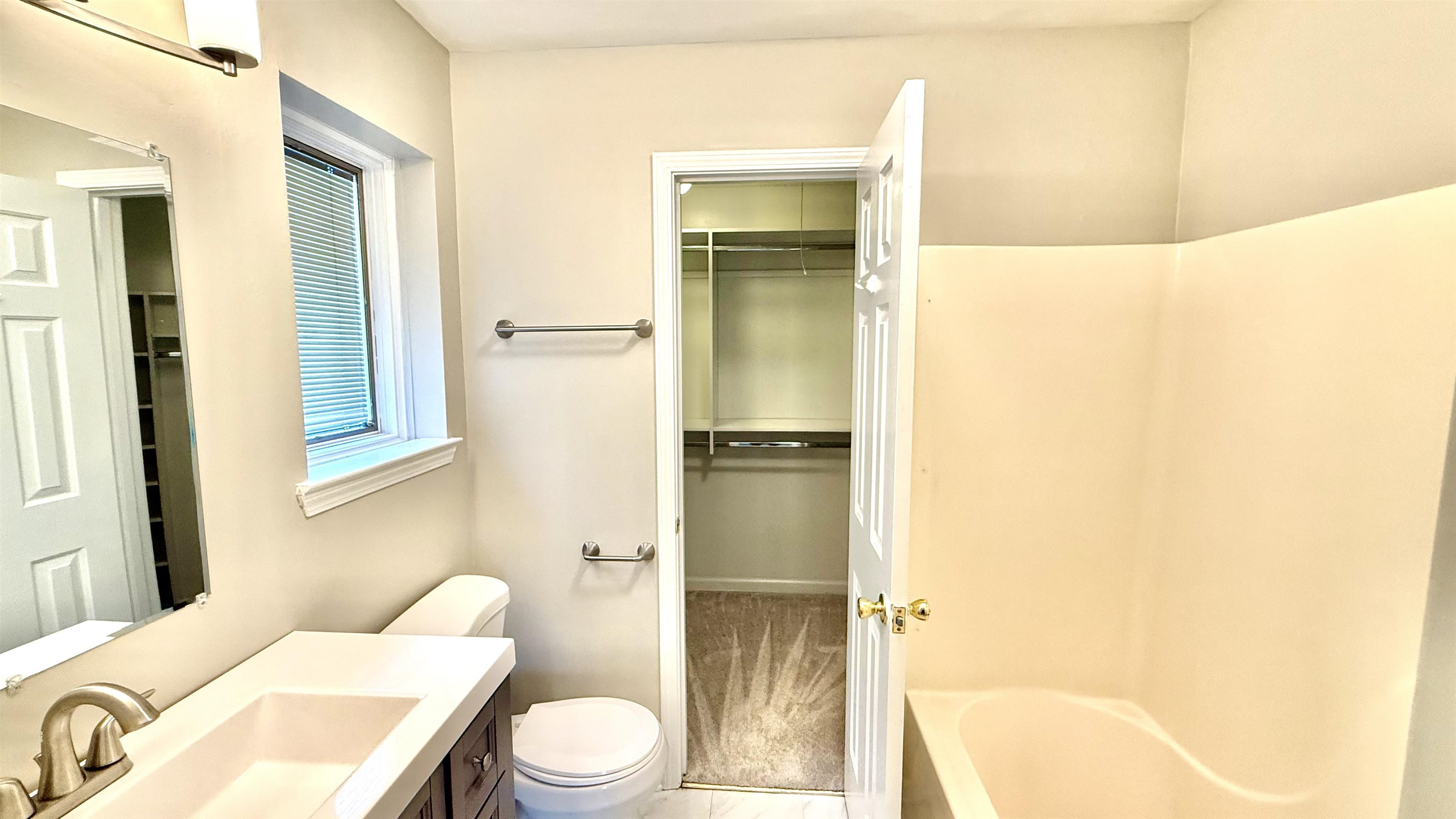 184 Marrakesh Circle Memphis, TN 38103 - Photo 16 of 34 a bathroom with a sink and toilet