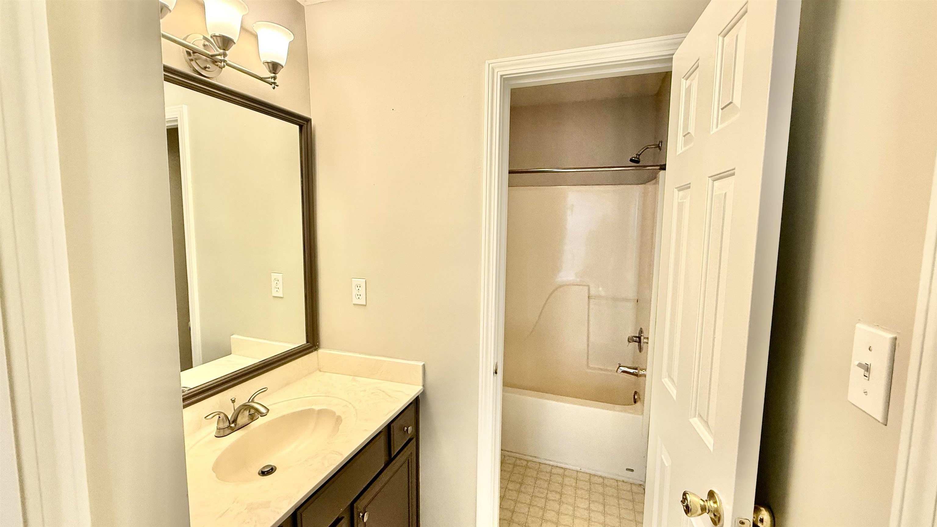 184 Marrakesh Circle Memphis, TN 38103 - Photo 22 of 34 a bathroom with a tub sink and vanity