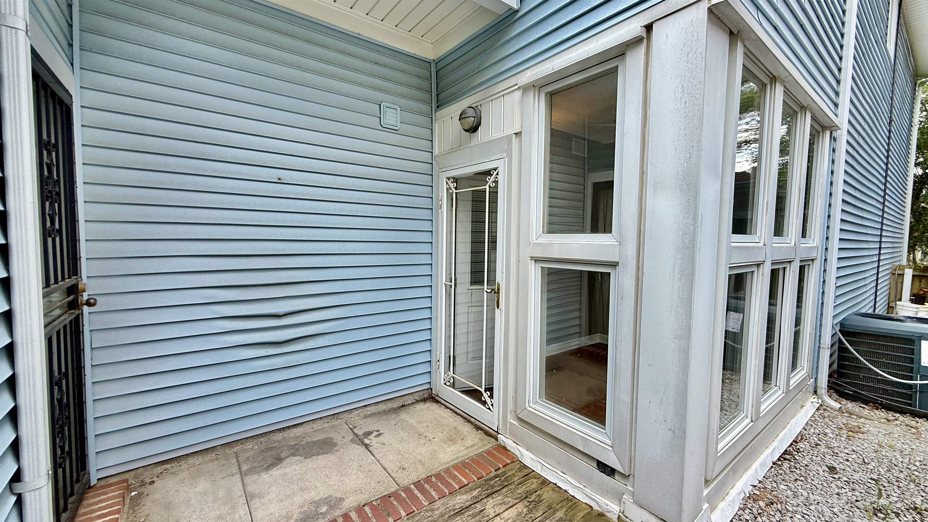 184 Marrakesh Circle Memphis, TN 38103 - Photo 27 of 34 a view of a house with entryway and a yard