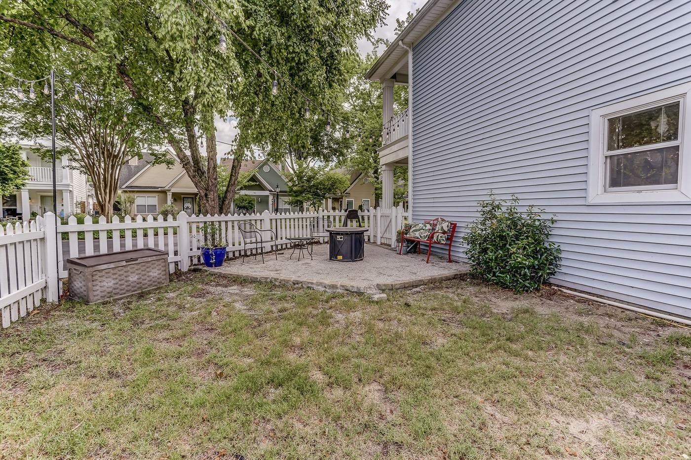 184 Marrakesh Circle Memphis, TN 38103 - Photo 33 of 34 a view of a house with a small yard and wooden fence