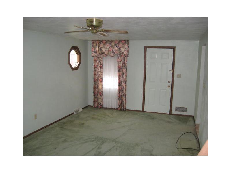20 Rizzi Drive Irwin, PA 15642 - Photo 4 of 9 Family Room.
