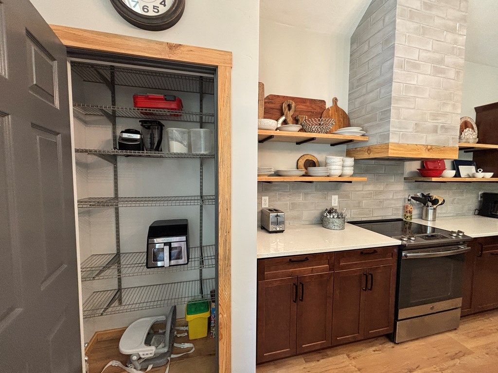 32 Shay Road Cascade, ID 83611 - Photo 15 of 40 Pantry - everything included