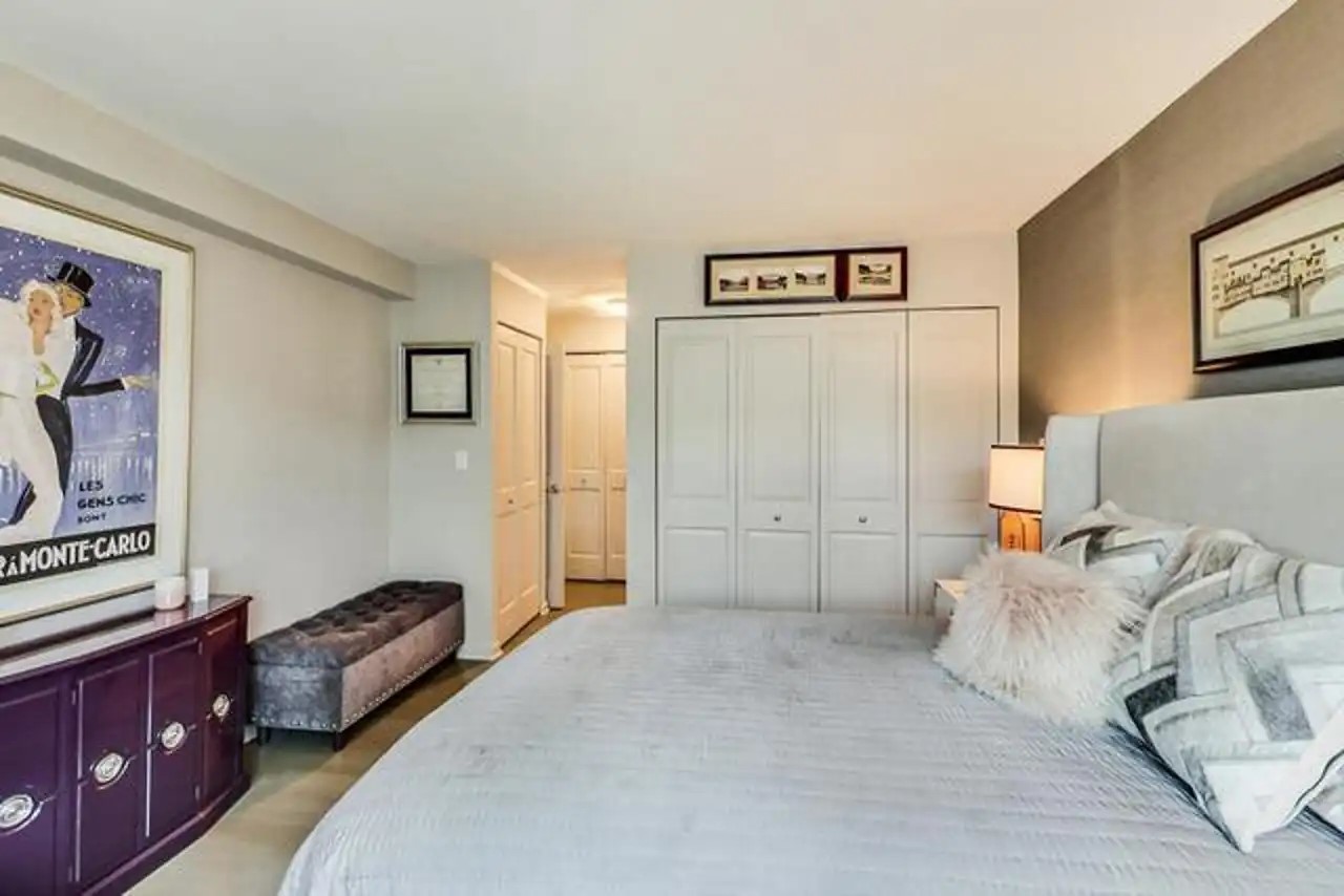 1430 North Astor Street, Unit 19C Chicago, IL 60610 - Photo 21 of 41 a bedroom with furniture and a lamp