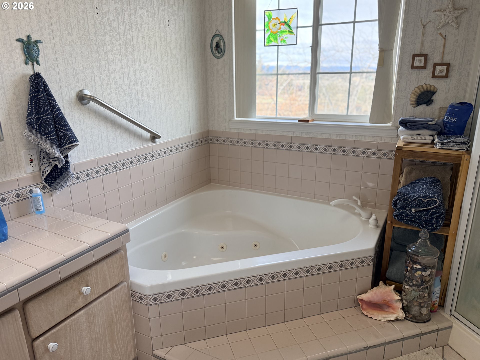 8818 Southwest Panorama Road Terrebonne, OR 97760 - Photo 14 of 46 a bath tub sitting next to a window
