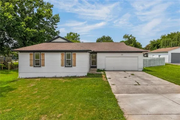 $299,900 | 10512 North Oak Trafficway, Kansas City, MO 64155