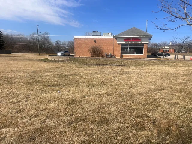 $325,000 | 34625 North Highway 83, Grayslake, IL 60030