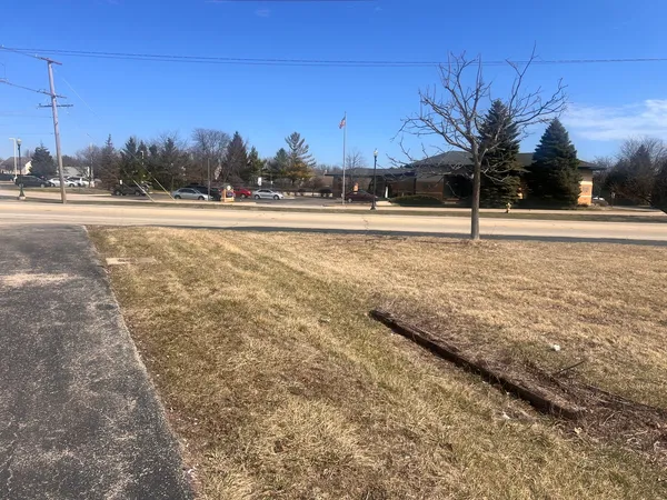 $325,000 | 34625 North Highway 83, Grayslake, IL 60030