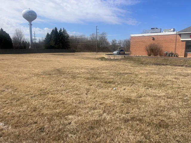 $325,000 | 34625 North Highway 83, Grayslake, IL 60030