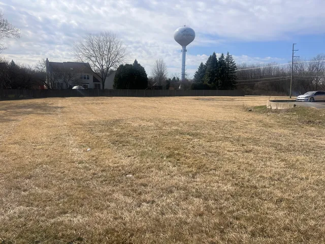 $325,000 | 34625 North Highway 83, Grayslake, IL 60030