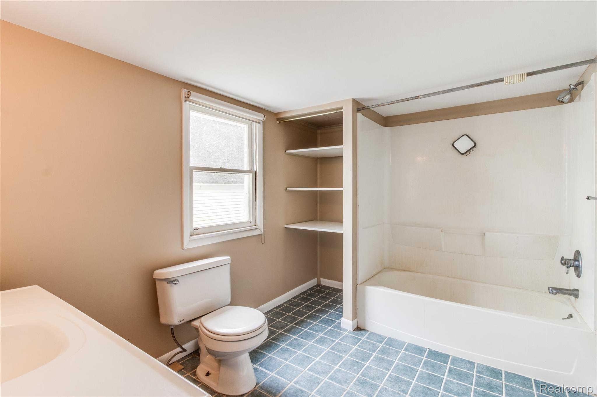 2131 South Long Lake Road Fenton, MI 48430 - Photo 11 of 28 Bathroom (1 of 2).jpg