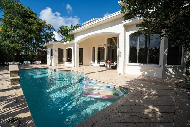 $3,450,000 | 260 Northeast Wavecrest Court, Boca Raton, FL 33432