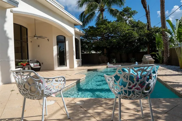 $3,450,000 | 260 Northeast Wavecrest Court, Boca Raton, FL 33432