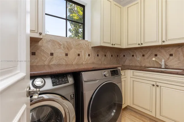 $3,450,000 | 260 Northeast Wavecrest Court, Boca Raton, FL 33432