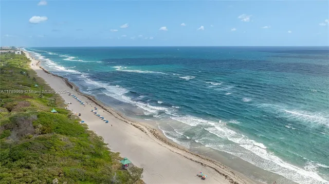 $3,450,000 | 260 Northeast Wavecrest Court, Boca Raton, FL 33432