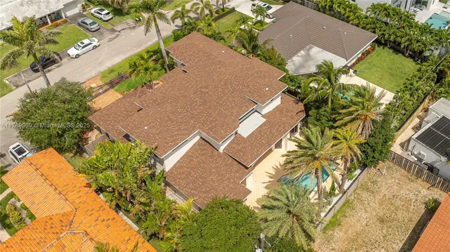 $3,450,000 | 260 Northeast Wavecrest Court, Boca Raton, FL 33432