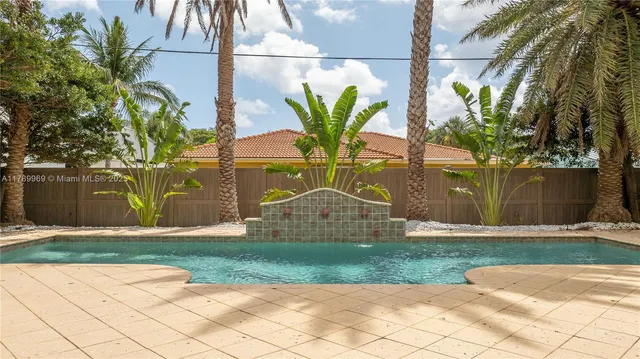 $3,450,000 | 260 Northeast Wavecrest Court, Boca Raton, FL 33432