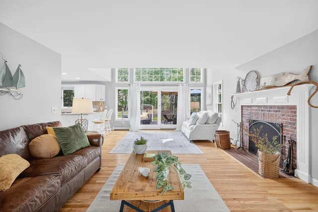 a view of a livingroom with wooden floor and entryway